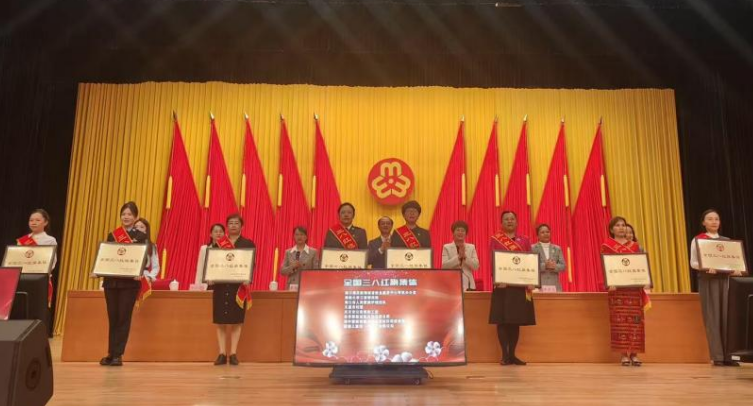 色情网站
护理团队荣获“全国三八红旗集体”称号